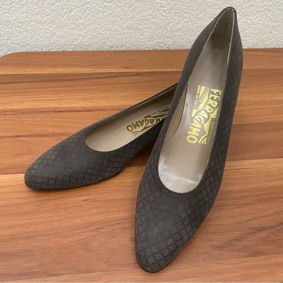 Vintage SALVATORE FERRAGAMO Taupe Diamond Print Suede Low Heel Pumps Size 6 AAAA - Picture 3 of 15
